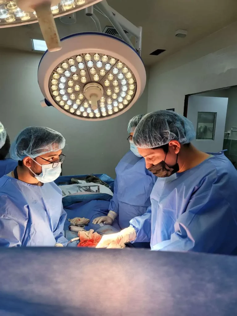 dr gerardo hernandez cirujano oncologo avante quirofano 1 768x1024